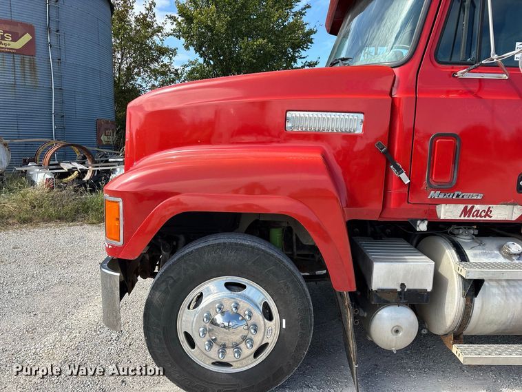 image for item FG0728 1999 Mack CH613 semi truck