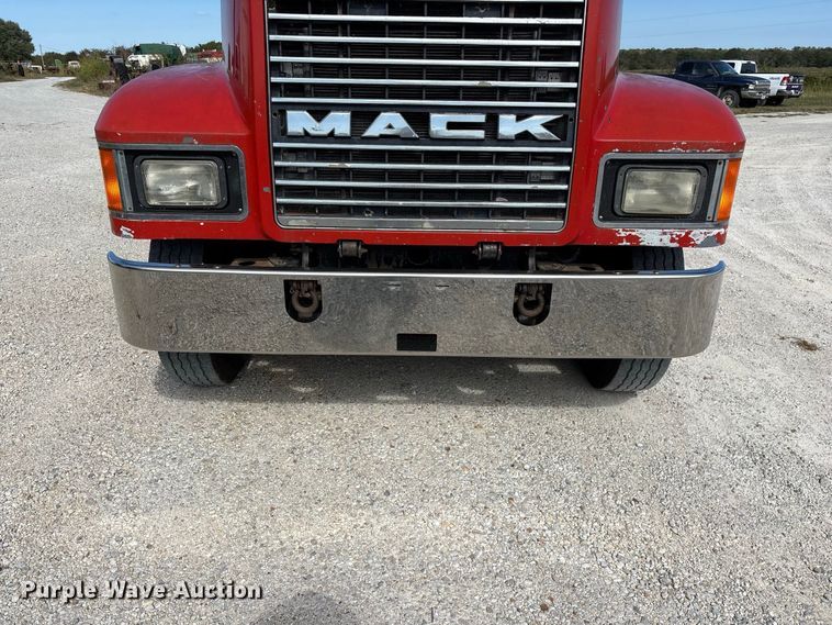 image for item FG0728 1999 Mack CH613 semi truck