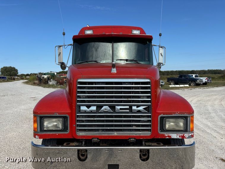 image for item FG0728 1999 Mack CH613 semi truck