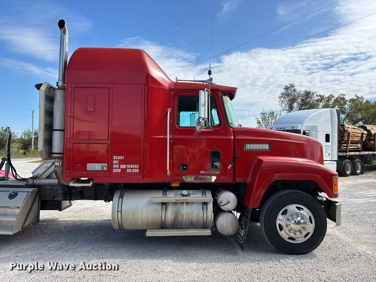 image for item FG0728 1999 Mack CH613 semi truck