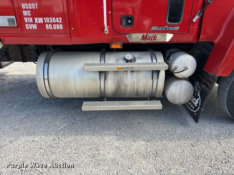 image for item FG0728 1999 Mack CH613 semi truck