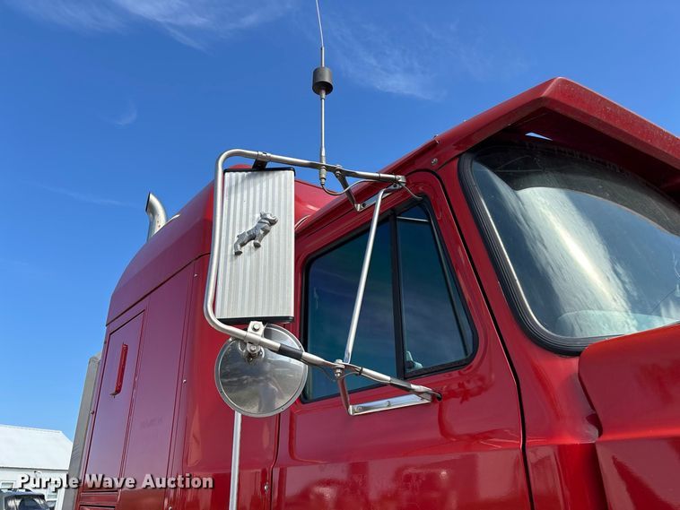 image for item FG0728 1999 Mack CH613 semi truck