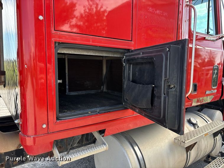 image for item FG0728 1999 Mack CH613 semi truck