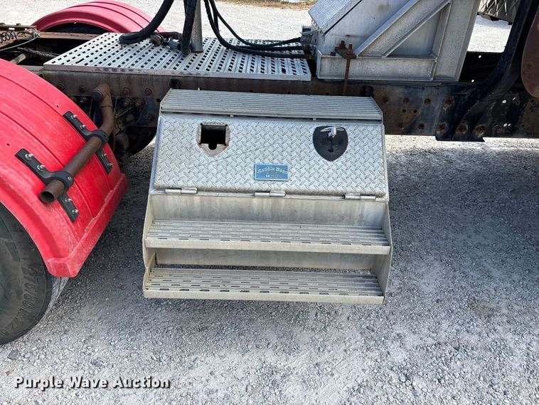 image for item FG0728 1999 Mack CH613 semi truck
