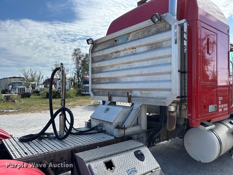 image for item FG0728 1999 Mack CH613 semi truck