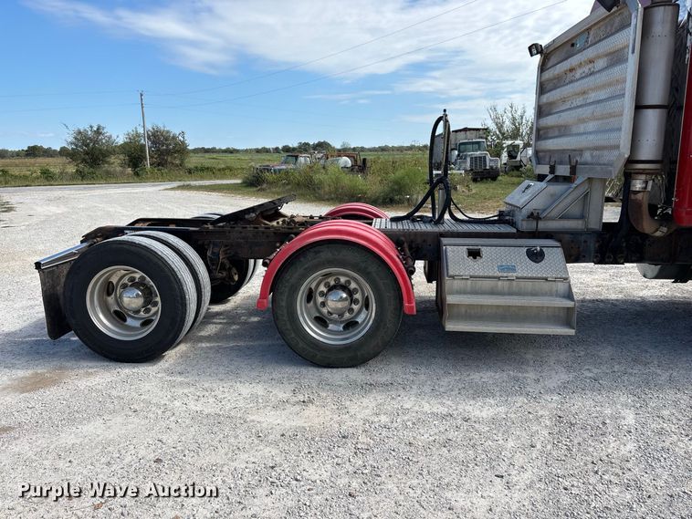 image for item FG0728 1999 Mack CH613 semi truck