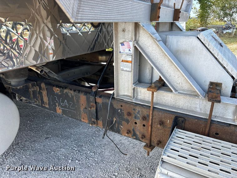image for item FG0728 1999 Mack CH613 semi truck
