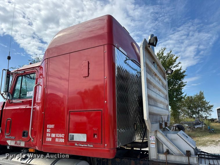 image for item FG0728 1999 Mack CH613 semi truck