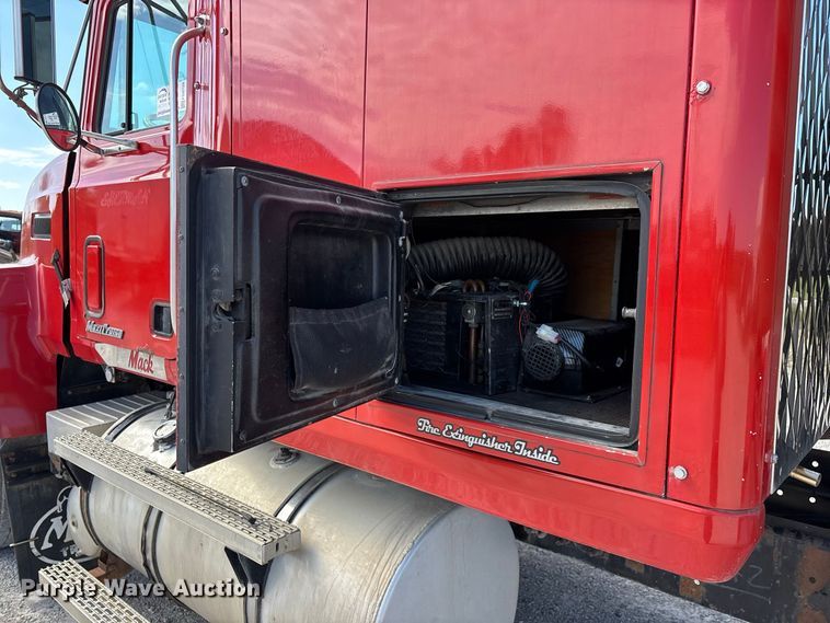image for item FG0728 1999 Mack CH613 semi truck
