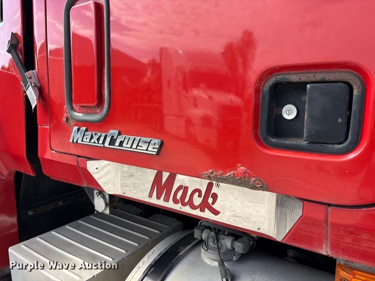 image for item FG0728 1999 Mack CH613 semi truck