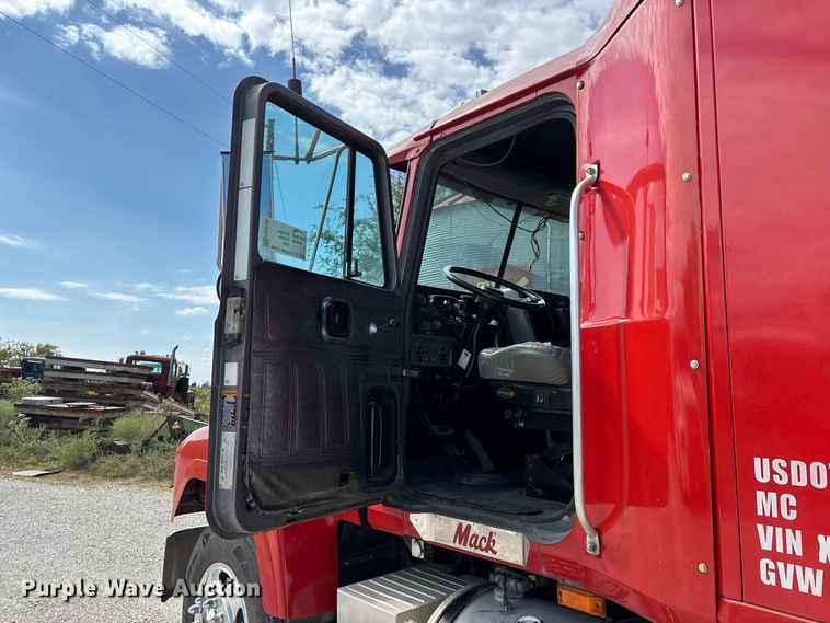 image for item FG0728 1999 Mack CH613 semi truck
