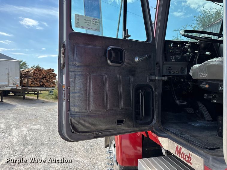 image for item FG0728 1999 Mack CH613 semi truck