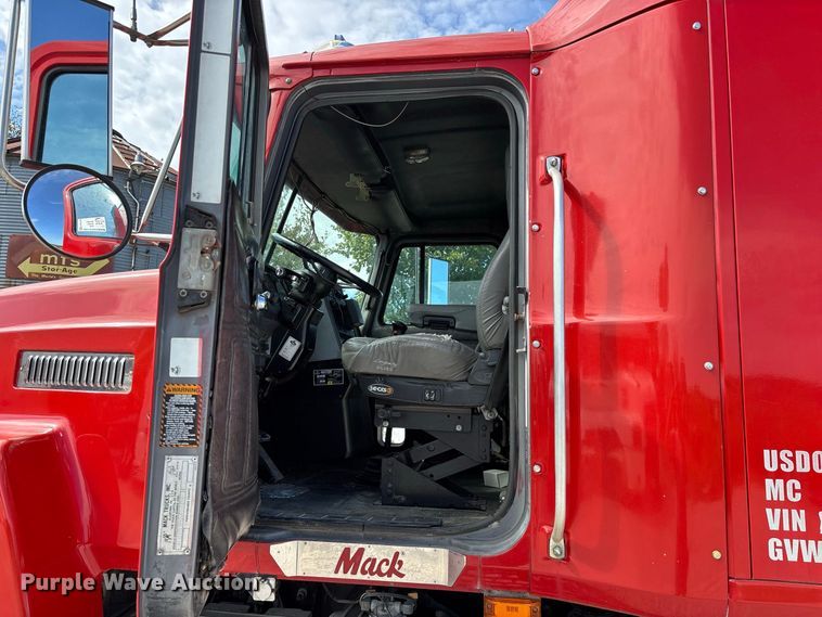 image for item FG0728 1999 Mack CH613 semi truck