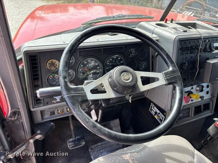 image for item FG0728 1999 Mack CH613 semi truck