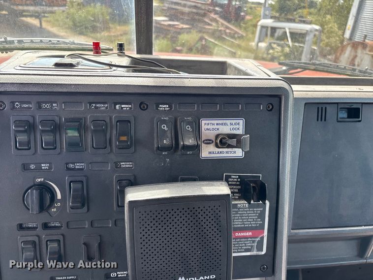image for item FG0728 1999 Mack CH613 semi truck