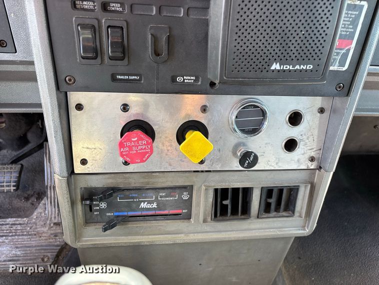 image for item FG0728 1999 Mack CH613 semi truck