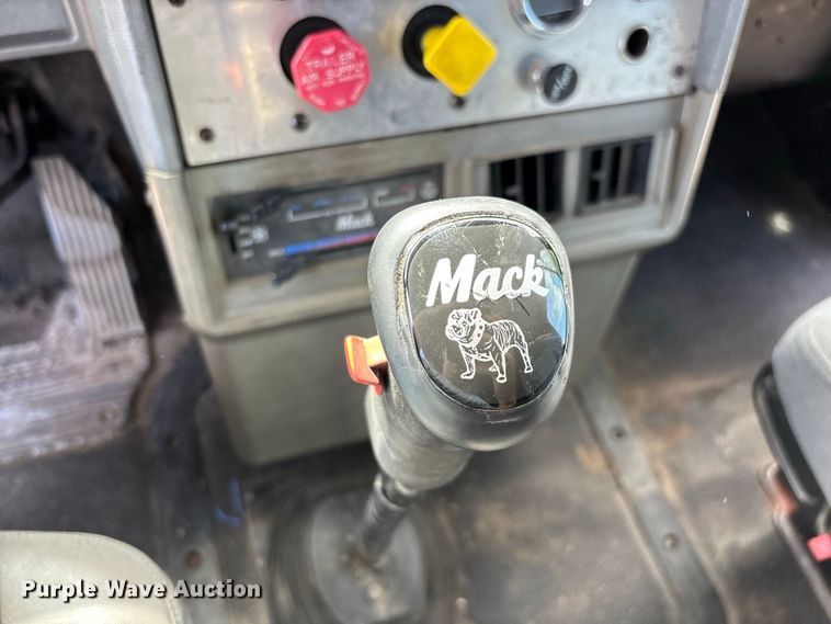 image for item FG0728 1999 Mack CH613 semi truck
