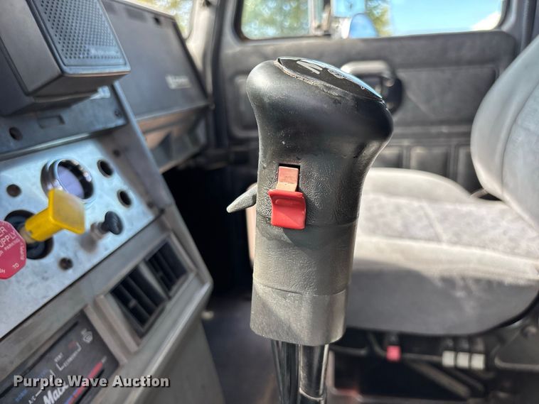 image for item FG0728 1999 Mack CH613 semi truck