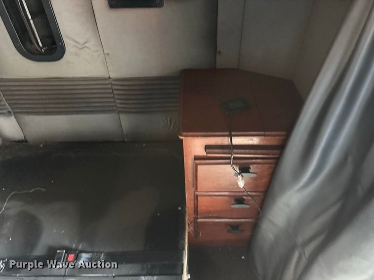 image for item FG0728 1999 Mack CH613 semi truck