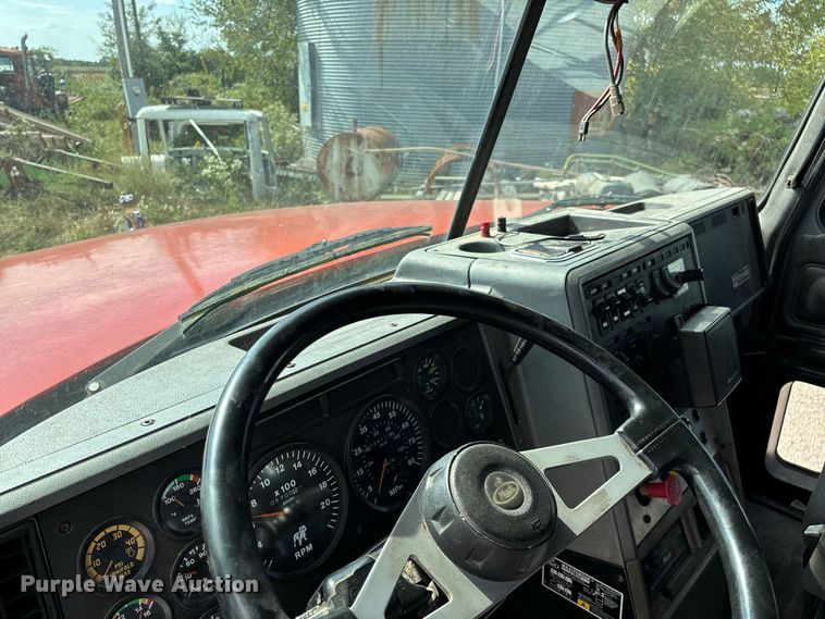 image for item FG0728 1999 Mack CH613 semi truck