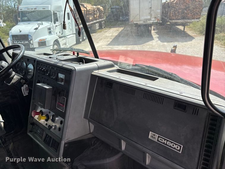 image for item FG0728 1999 Mack CH613 semi truck