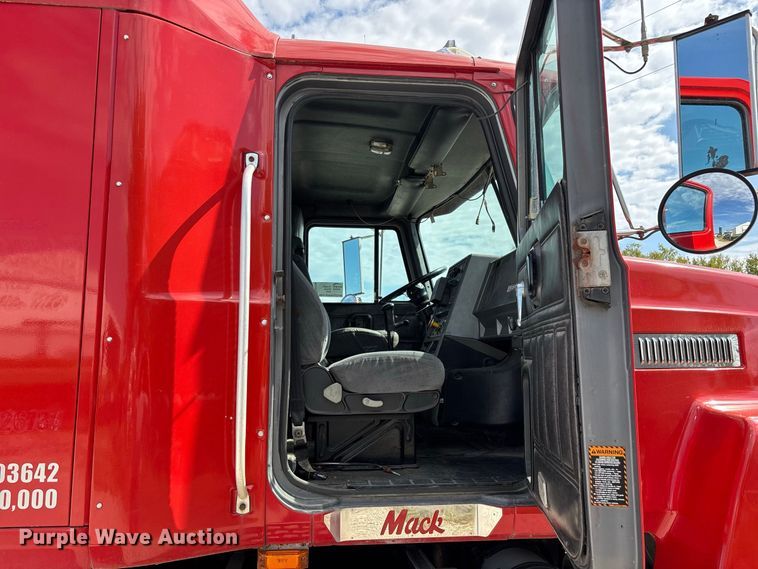 image for item FG0728 1999 Mack CH613 semi truck