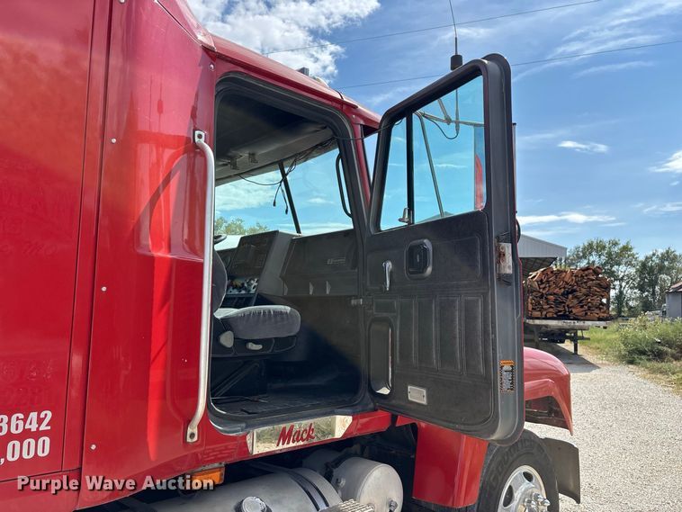 image for item FG0728 1999 Mack CH613 semi truck