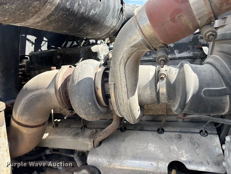 image for item FG0728 1999 Mack CH613 semi truck