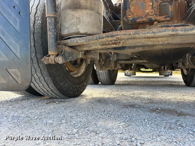 image for item FG0728 1999 Mack CH613 semi truck