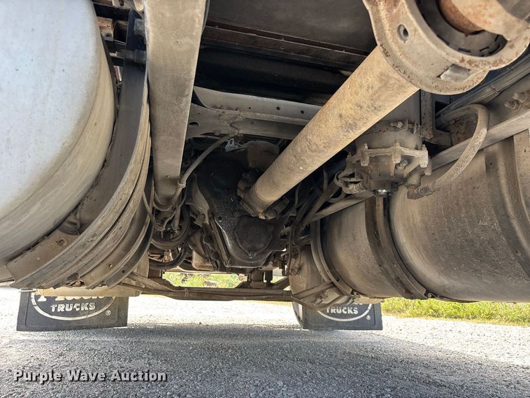 image for item FG0728 1999 Mack CH613 semi truck