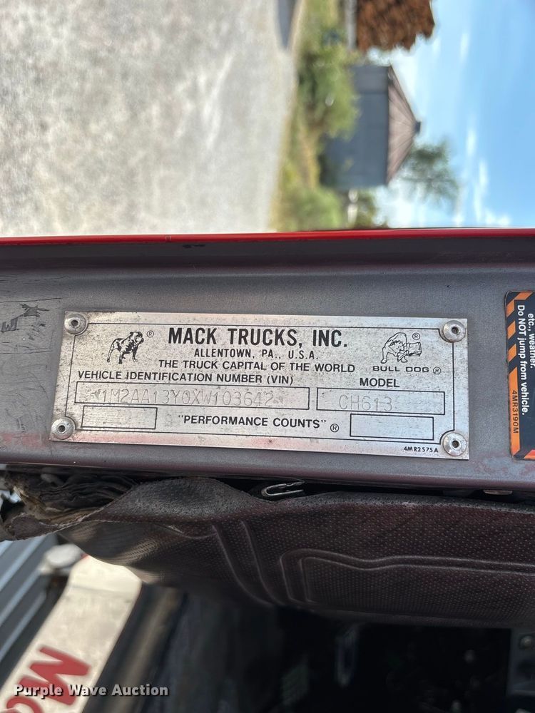 image for item FG0728 1999 Mack CH613 semi truck