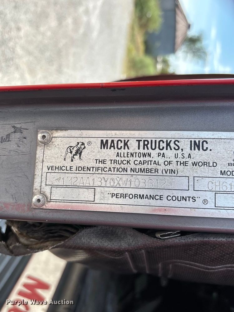 image for item FG0728 1999 Mack CH613 semi truck