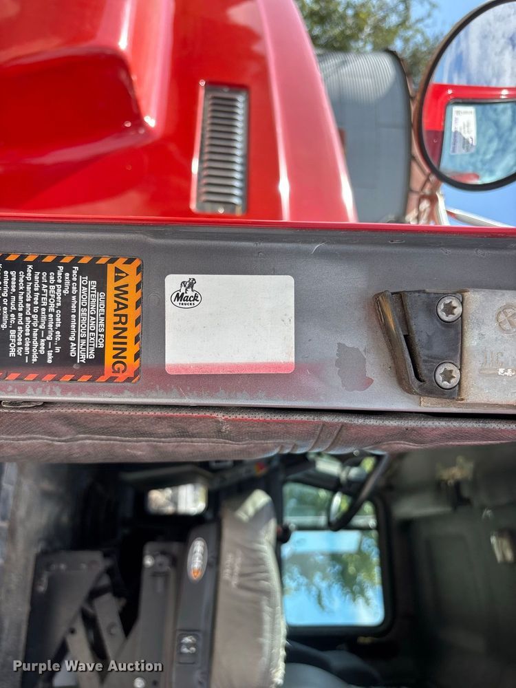 image for item FG0728 1999 Mack CH613 semi truck