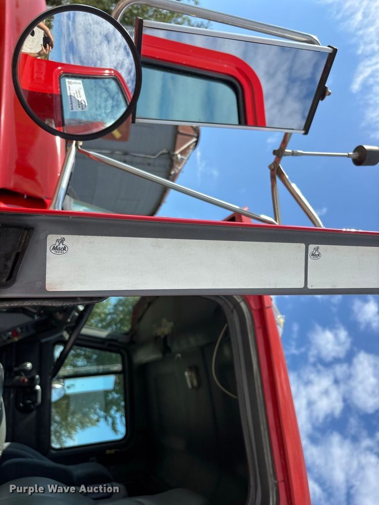 image for item FG0728 1999 Mack CH613 semi truck