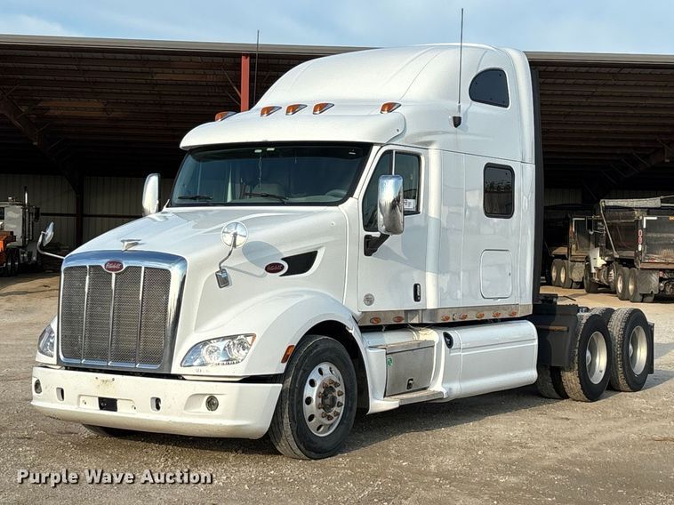 2016 Peterbilt 587 semi truck