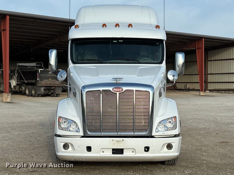 image for item FG0735 2016 Peterbilt 587 semi truck