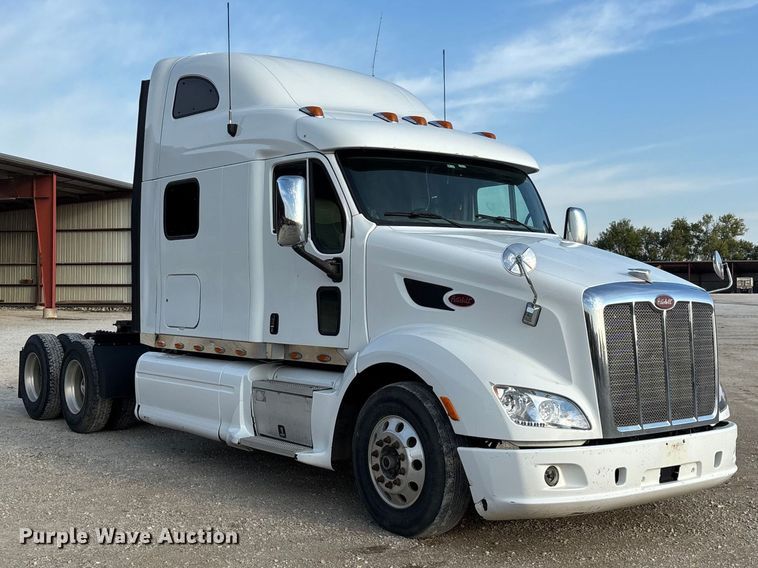 image for item FG0735 2016 Peterbilt 587 semi truck