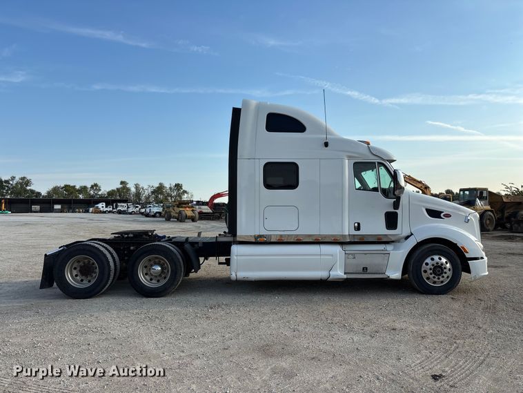 image for item FG0735 2016 Peterbilt 587 semi truck
