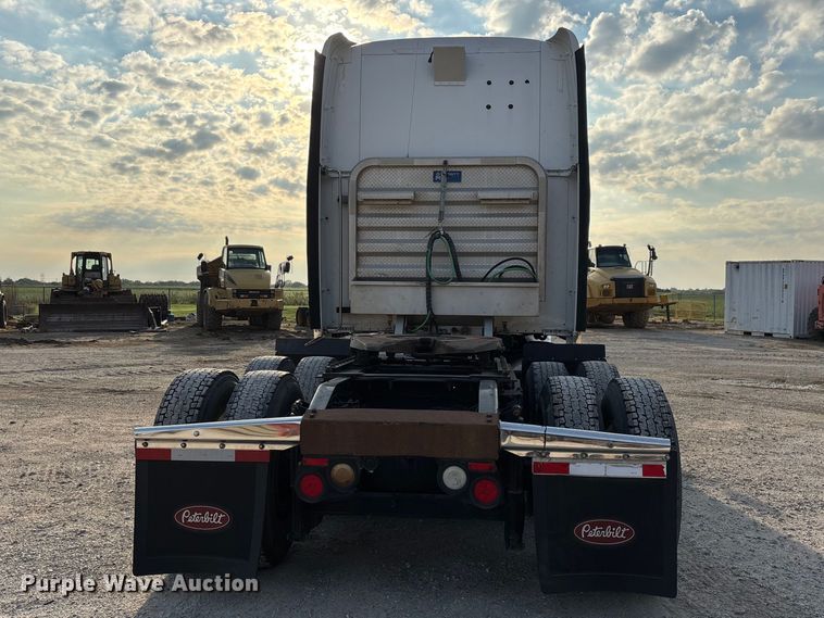 image for item FG0735 2016 Peterbilt 587 semi truck