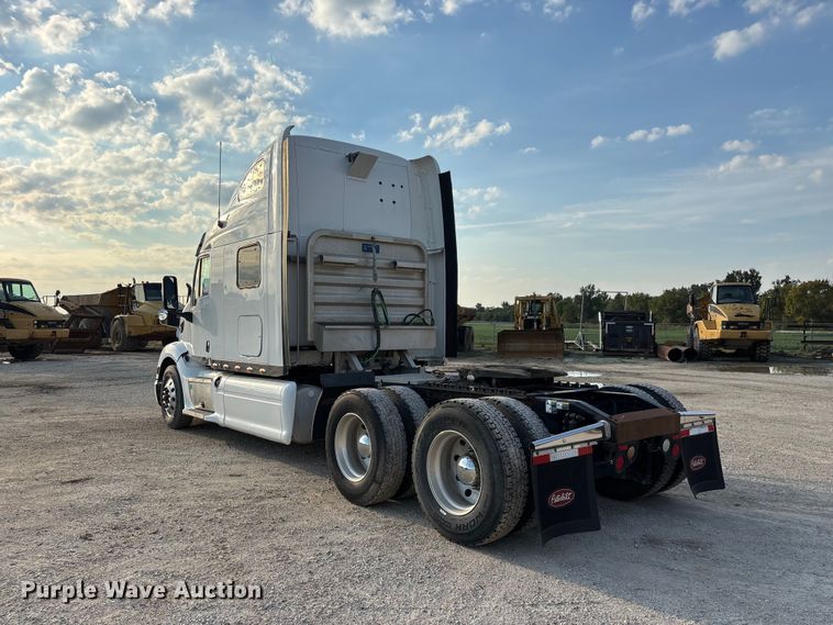 image for item FG0735 2016 Peterbilt 587 semi truck