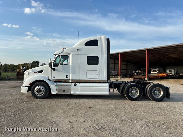 image for item FG0735 2016 Peterbilt 587 semi truck