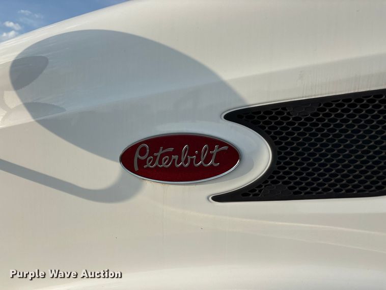 image for item FG0735 2016 Peterbilt 587 semi truck