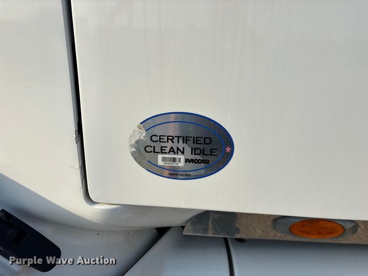 image for item FG0735 2016 Peterbilt 587 semi truck