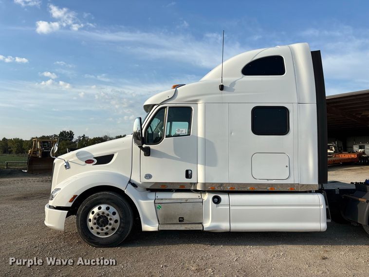 image for item FG0735 2016 Peterbilt 587 semi truck