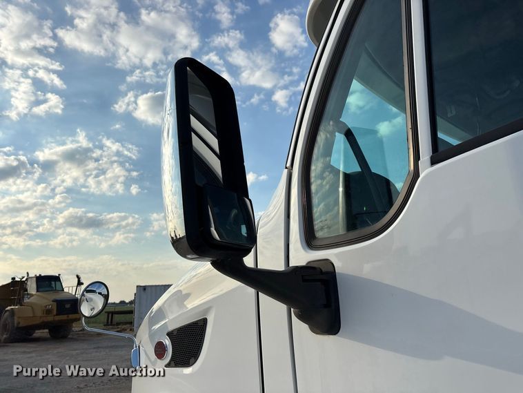 image for item FG0735 2016 Peterbilt 587 semi truck