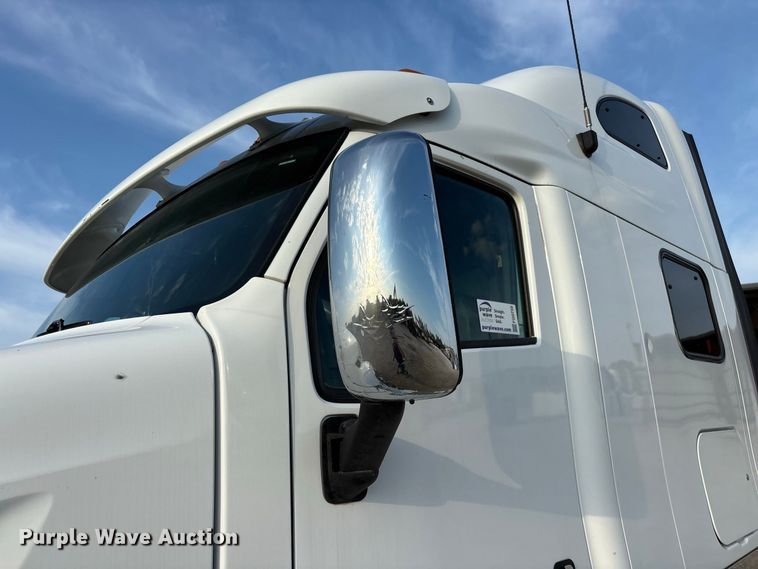 image for item FG0735 2016 Peterbilt 587 semi truck