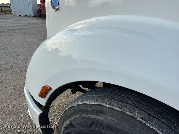 image for item FG0735 2016 Peterbilt 587 semi truck
