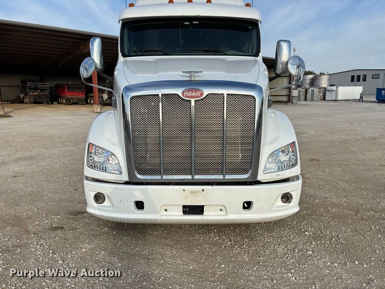 image for item FG0735 2016 Peterbilt 587 semi truck