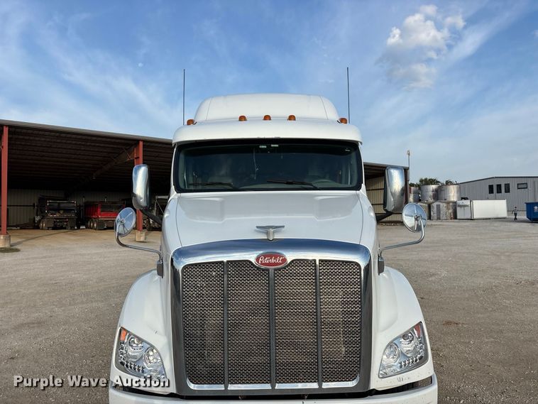 image for item FG0735 2016 Peterbilt 587 semi truck