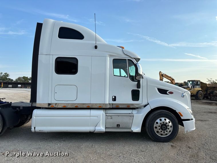 image for item FG0735 2016 Peterbilt 587 semi truck